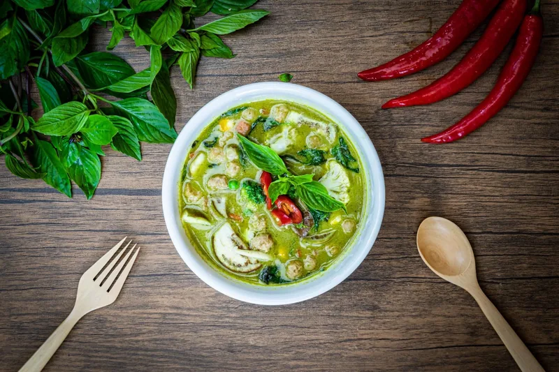 Grønn curry med kylling, thaibasilikum og kokosmelk