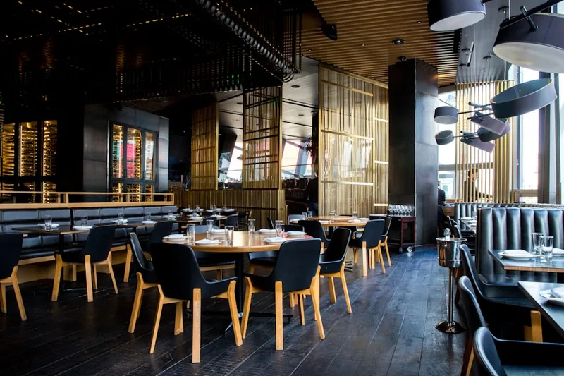 Varmt og innbydende interiør i en thairestaurant